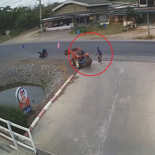 Motosikletin çarpmasından son anda kurtuldu!