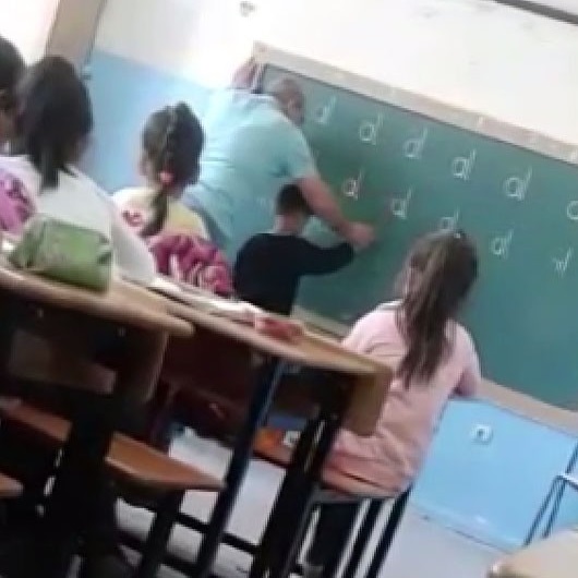 Okulda skandal görüntü: 'D' harfini yazamayan öğrenciye öğretmenden dayak