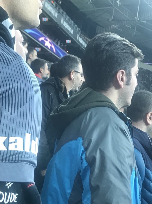 <a href='/besiktas/'>Beşiktaş</a>lı bir taraftar ıslık sesinden kulaklarını korumak için maçı kulaklıkla takip ediyor.