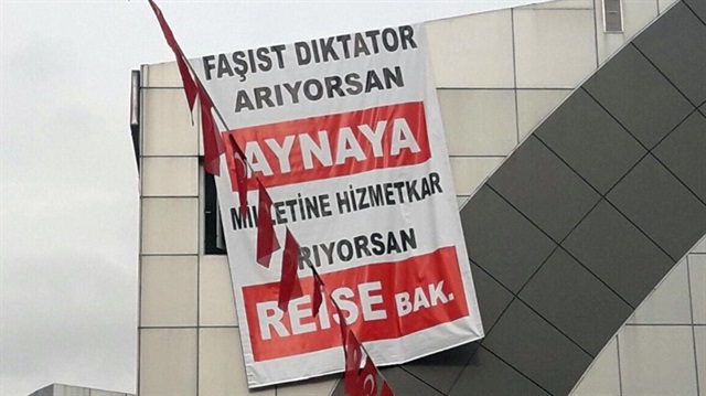 'Faşist diktatör arıyorsan aynaya, milletine hizmetkar arıyorsan Reise bak' yazılı pankart