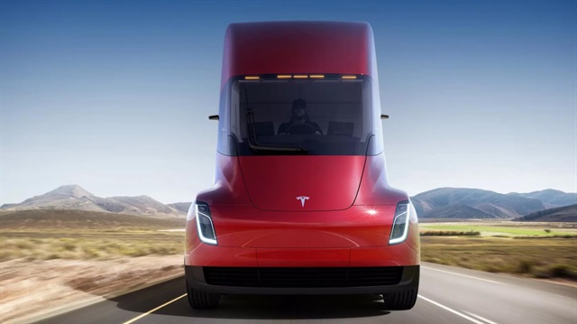 Tesla Semi'nin kokpiti tek kişilik ve sürücü aracın ortasında oturuyor.