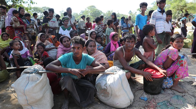 Struggling Rohingya robbed while fleeing Myanmar