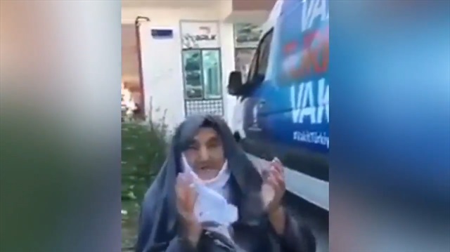 AK Parti seçim otobüsünü gören yaşlı teyzeden Erdoğan'a dua