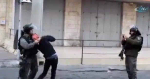 İsrail askerlerinin 13 yaşındaki çocuğa zulmü