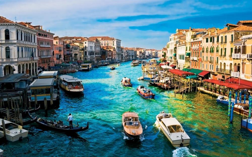 1 yıl içerisinde iki kez Roma, Venedik ve Floransa şehirlerini kapsayan İtalya seyahati yapabilirsiniz.