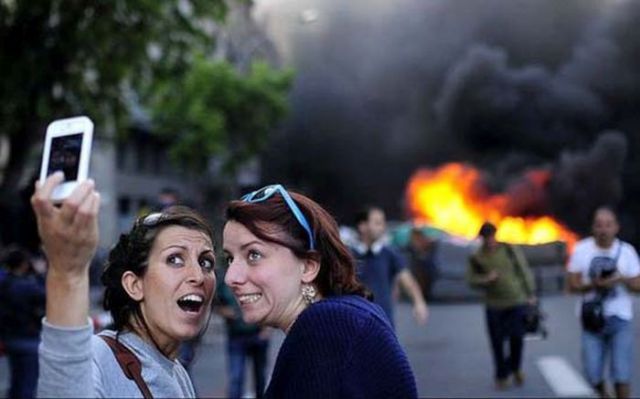 Dünya yansa selfie çekilmekten vazgeçmeyen 10 gamsız
