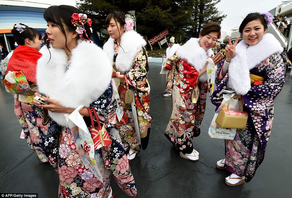 Kimonolu Japon kadınlar metroları bastı!