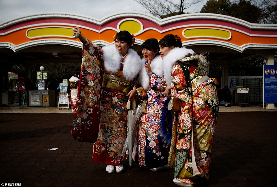 Kimonolu Japon kadınlar metroları bastı!
