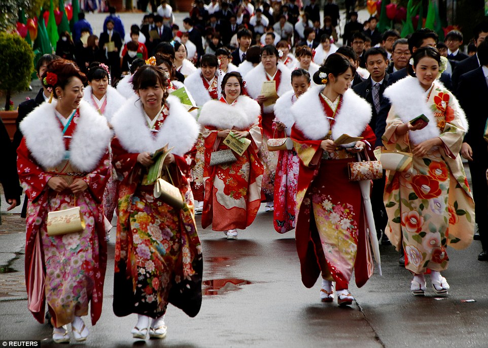 Kimonolu Japon kadınlar metroları bastı!