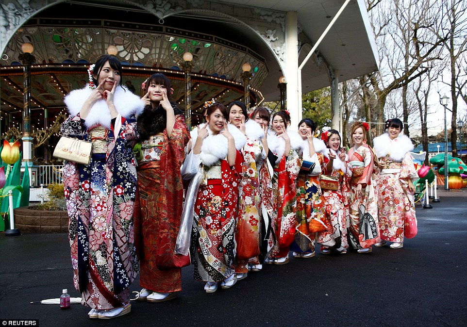 Kimonolu Japon kadınlar metroları bastı!