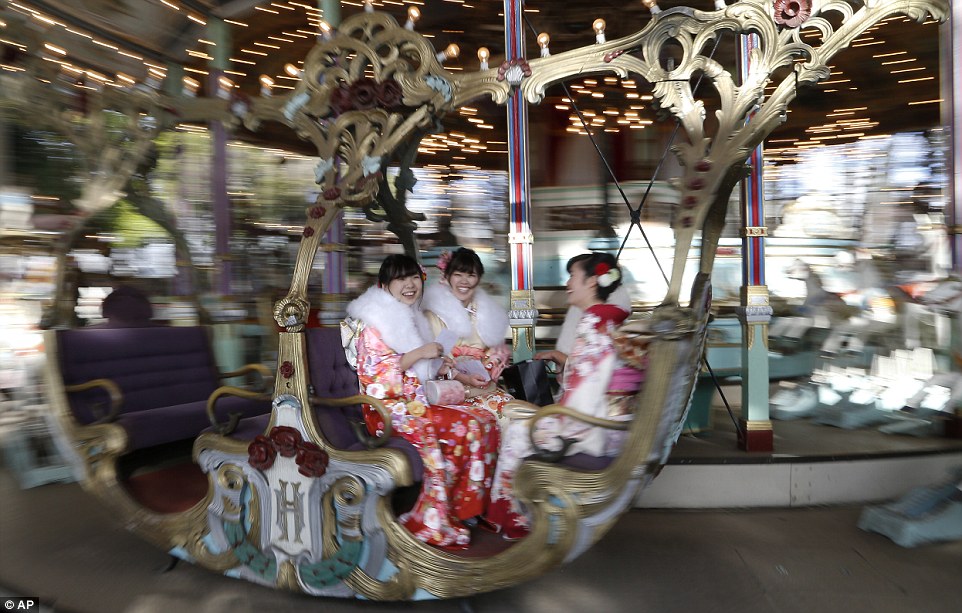 Kimonolu Japon kadınlar metroları bastı!