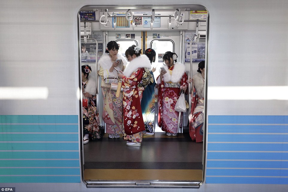 Kimonolu Japon kadınlar metroları bastı!