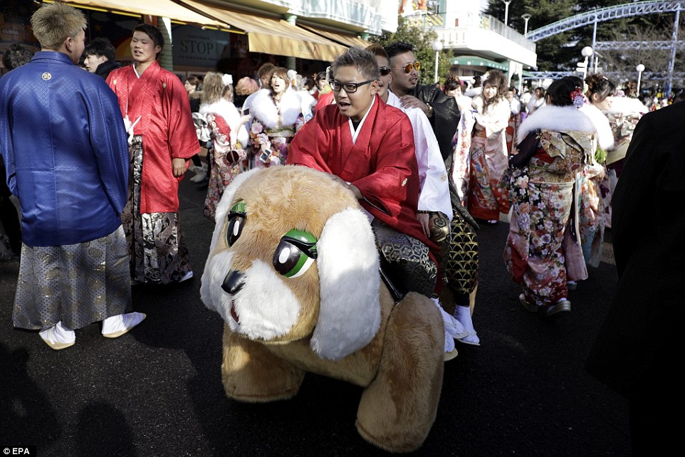 Kimonolu Japon kadınlar metroları bastı!