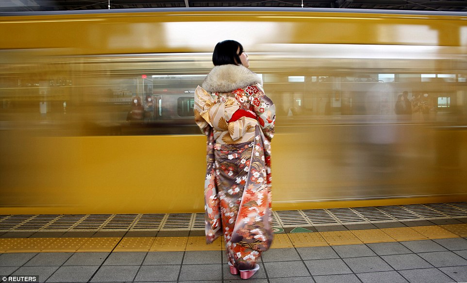 Kimonolu Japon kadınlar metroları bastı!