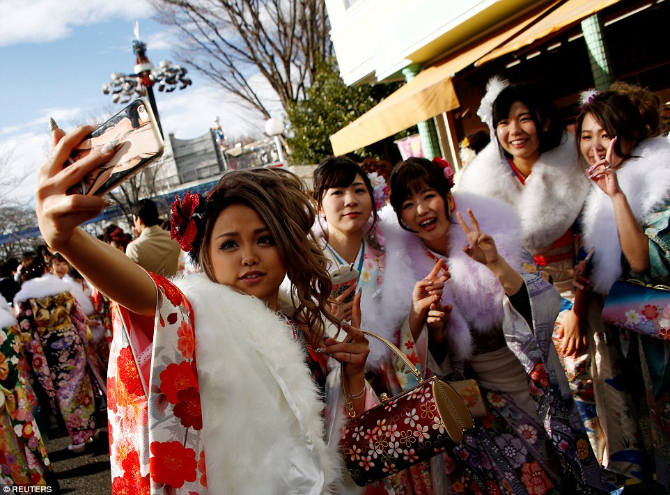 Kimonolu Japon kadınlar metroları bastı!