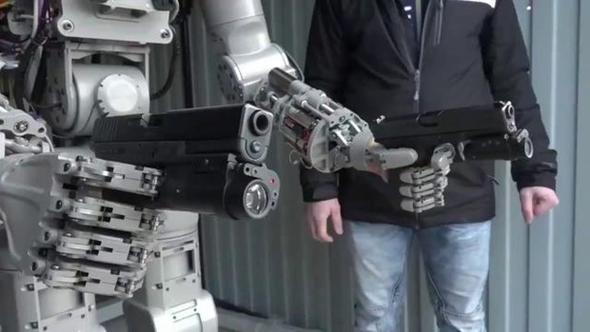 Rusların terminatör robotu FEDOR: Askeri yetenekleri görenleri şaşkına çeviriyor