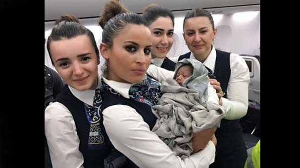 THY'de 13 bin metre yükseklikte doğan bebeğin başına talih kuşu kondu!