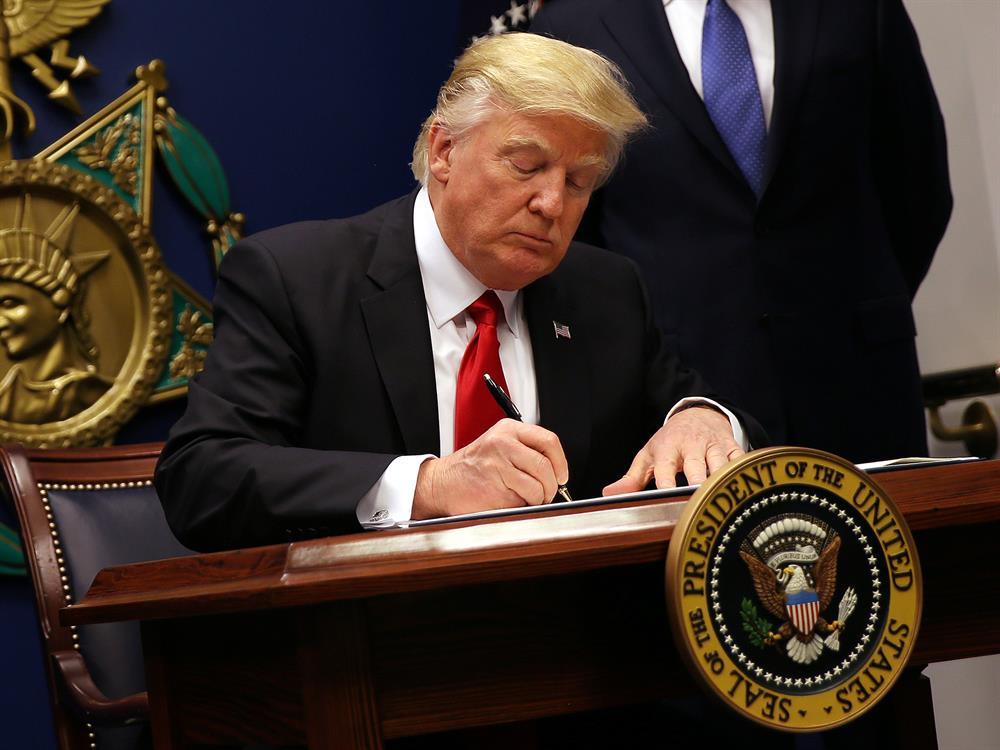 Trump imzaladı: YPG'ye ağır silah kararı sonrası ABD'den güldüren açıklama