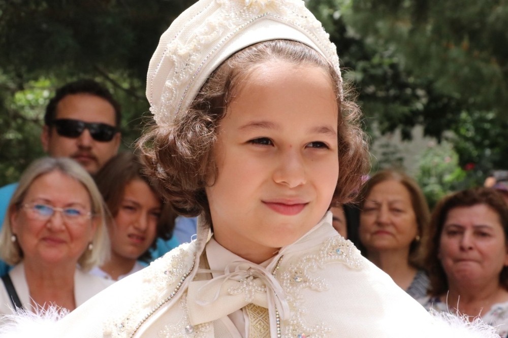 O yüzün hep gülecek: Şehit oğlunun sünnet düğünü için bin araçlık konvoy