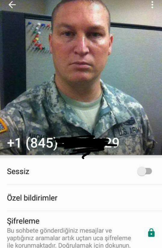 Cevval Türk gencinden Amerikan askerine uyarı: Telefon satmaya çalışırken ayar verdi
