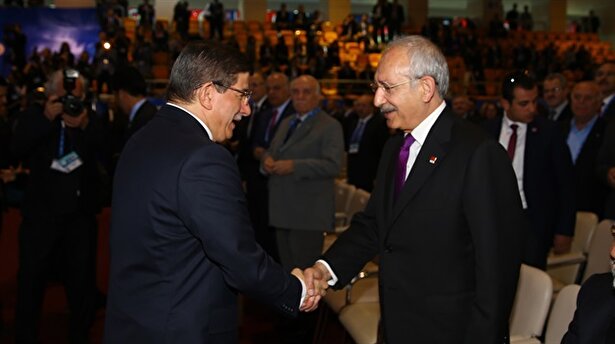 Davutoğlu ile Kılıçdaroğlu tokalaşıp öpüştüler