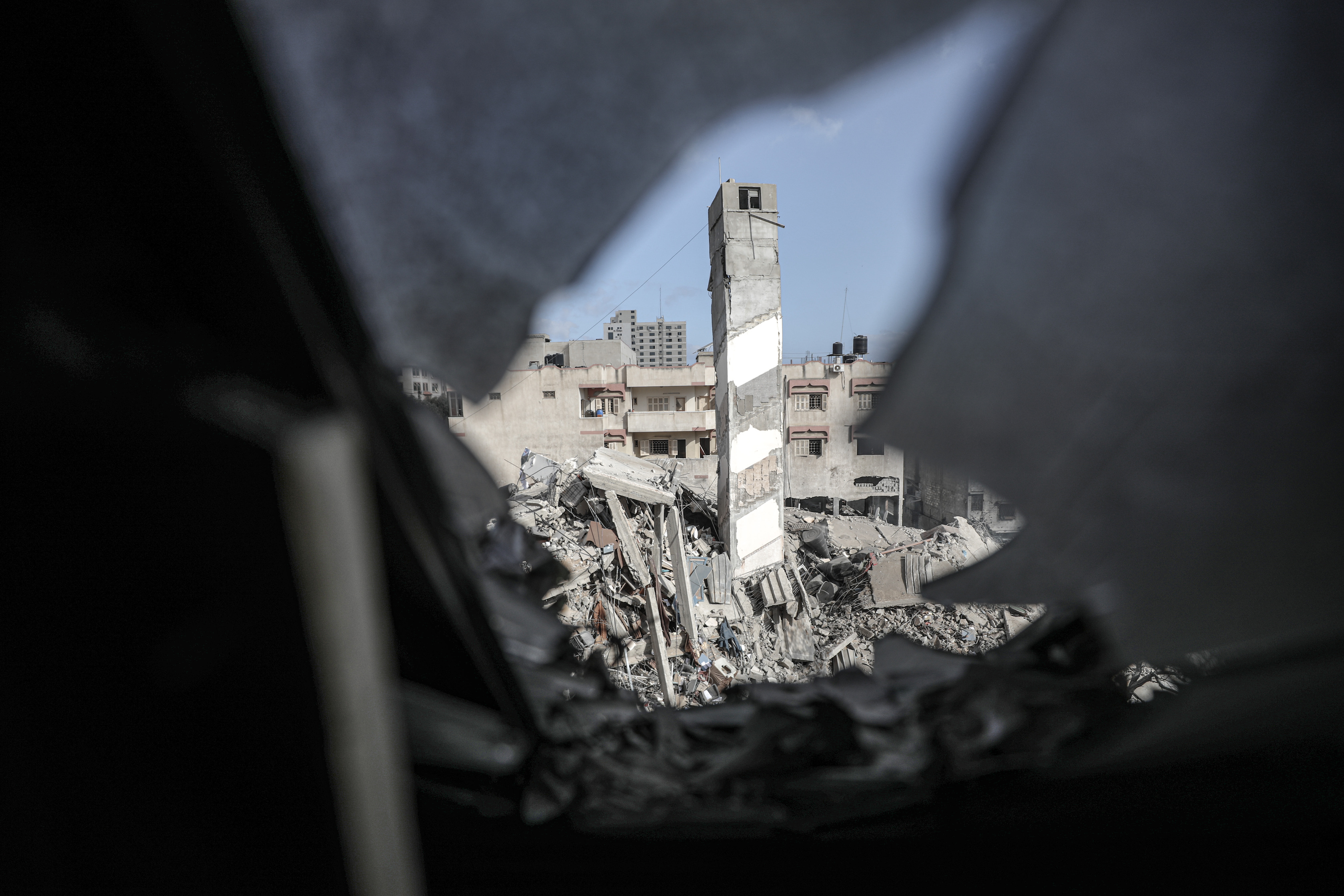 Israeli warplanes destroy 6-story building in Gaza