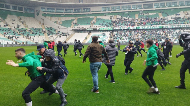 Bursaspor-Amedspor maçı öncesi saha karıştı