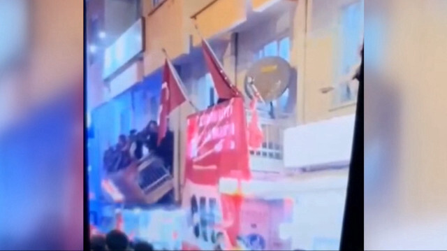 CHP binasındaki kutlama sırasında balkonun çökme anı kamerada: Yaralanan 18 kişi hastaneye kaldırıldı