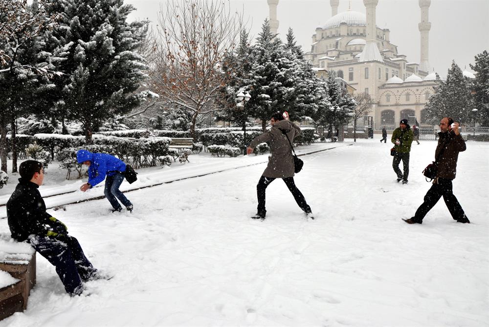 Heavy snow interrupts education across Turkey
