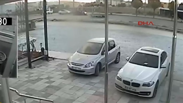 5 takla attı araçtan çıkıp diğer sürücüyü kovaladı