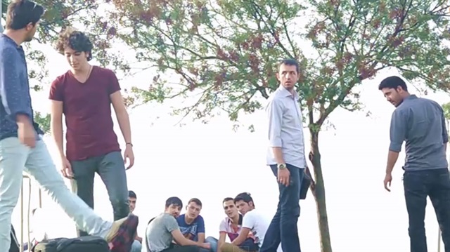 İki genç İzmir'de namaz deneyi yaptı