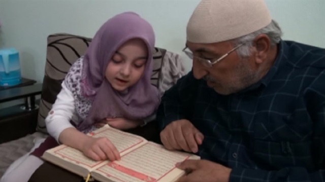 Okuma yazma bilmeyen dedesine Kuran okumayı öğretti