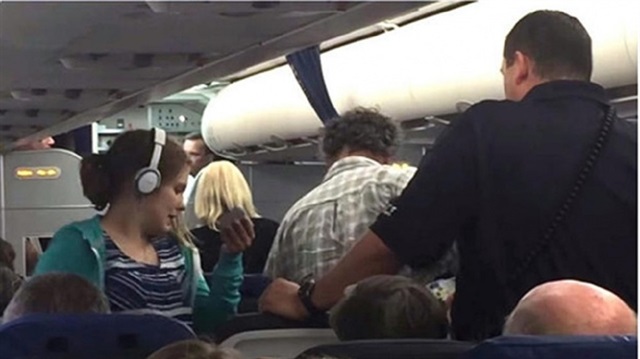 ABDli pilot Otizmli yolcuyu uçaktan attı