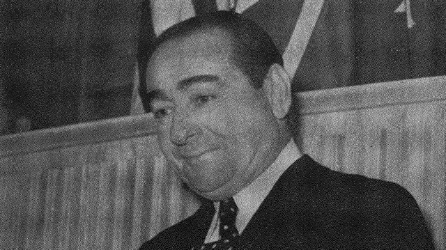 Menderes Erbakanı neden alnından öptü?