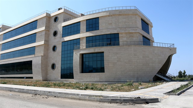 Gemi şeklindeki fakülte ilgi çekiyor