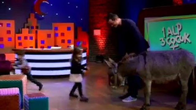 Alp stüdyoya eşek getirdi