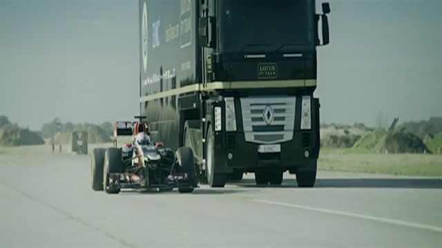 Formula aracıyla TIR'ın altından geçti