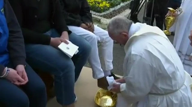 Papa Franciscus göçmenlerin ayaklarını yıkayıp öptü