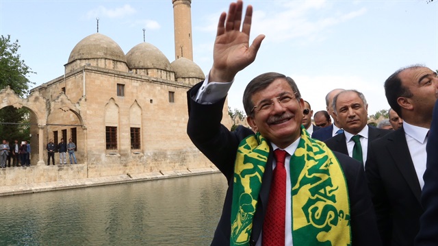 Şanlıurfa'nın düşman işgalinden kurtuluşunun 96. yıl dönümü törenlerine katılmak ve Bakanlar Kurulu toplantısına başkanlık etmek için kente gelen Başbakan Ahmet Davutoğlu, gündüz saatlerinde Balıkgöl'ü ziyaret ederek balıklara yem atmıştı.