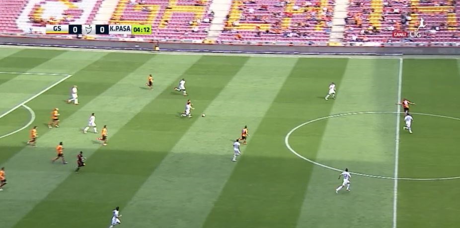 Selçuk İnan bu pozisyonda Podolski'ye pasını aktaramadı...