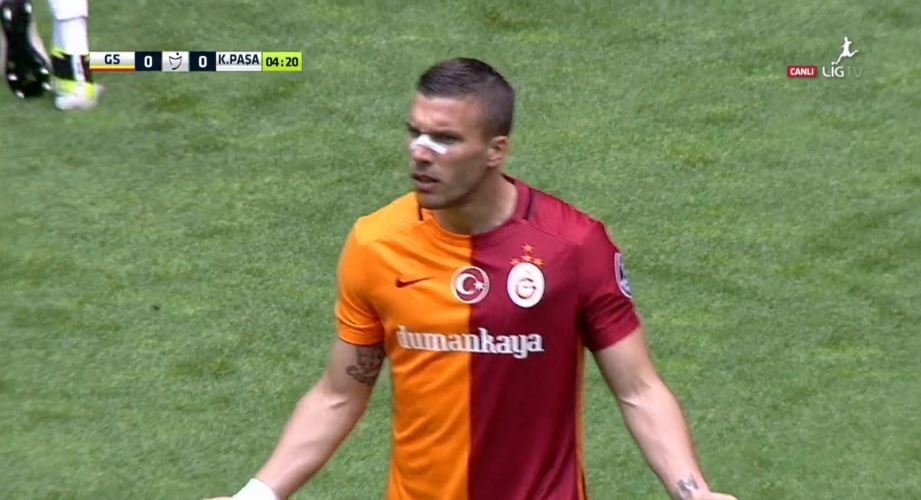 Podolski istediği pası alamayınca arkadaşlarına tepki gösterdi...