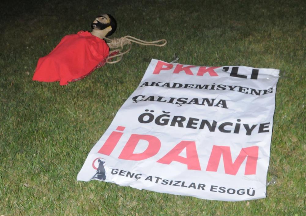 Eskişehir'de, Bursa-Ankara karayolundaki trafik uyarı levhalarına asılan pankart ve cansız mankeni polis ekipleri kaldırdı.