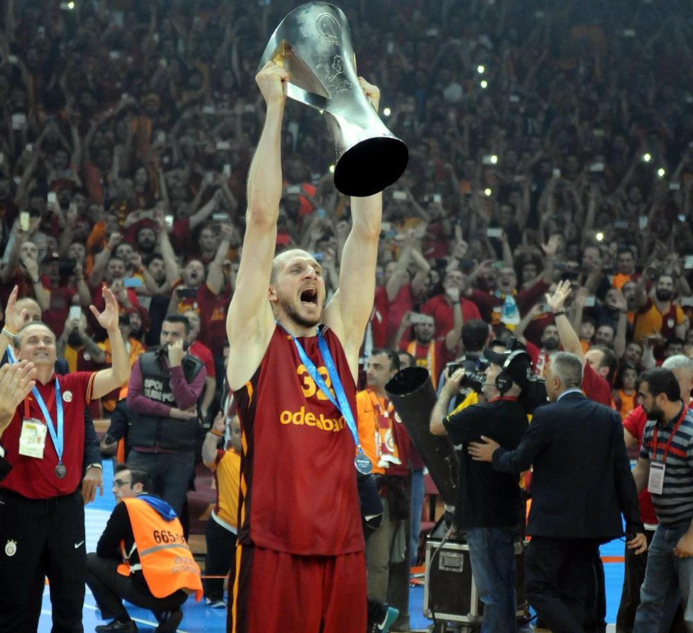 Eurocup kupası kaptan Sinan'ın ellerinde.