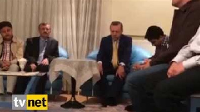 Erdoğan şehidin evinde Kuran-ı Kerim okuyor