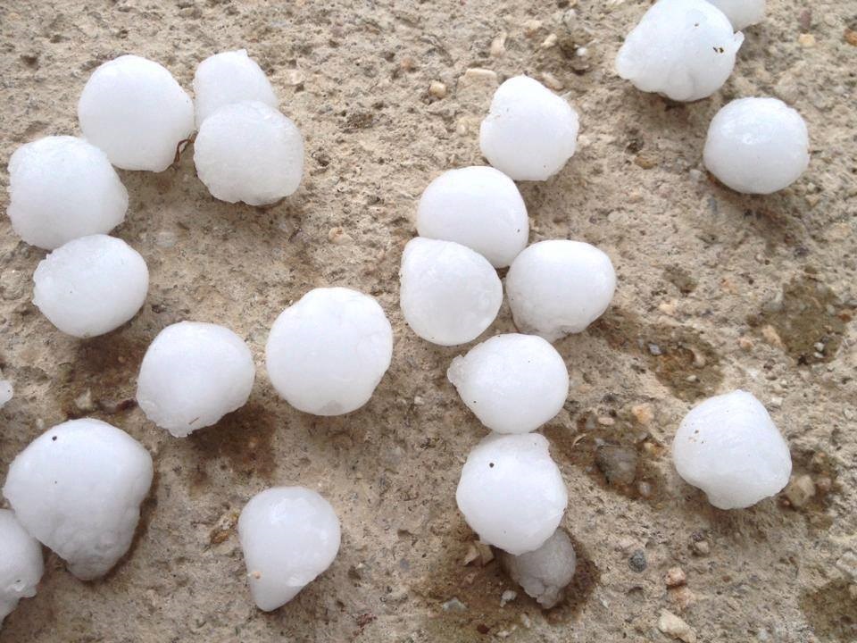 Ceviz büyüklüğünde yağan dolu herkesi şoke etti.