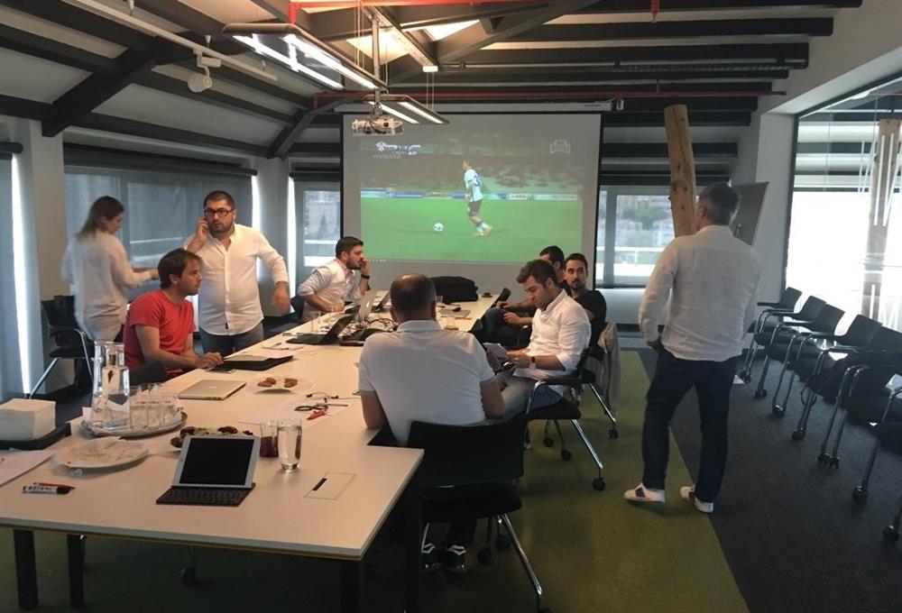 Trabzonspor ile anlaşan Yanal'In ilk çalışma fotoğrafı.