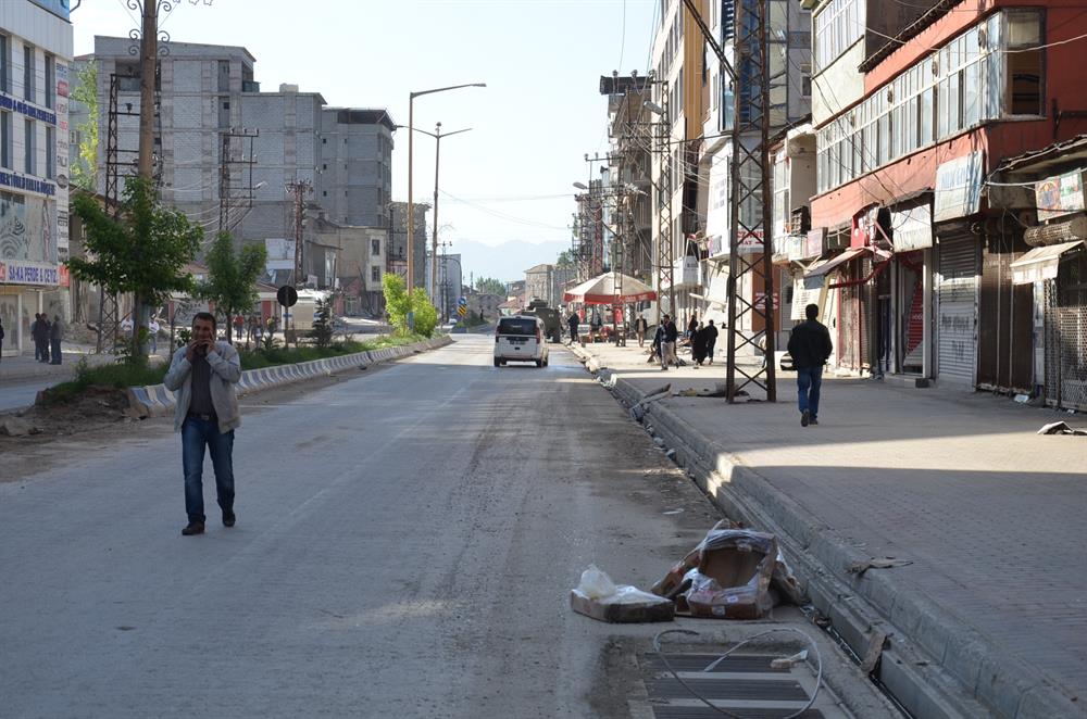Polis ekipleri, terör örgütü PKK mensupları tarafından tuzaklanmış olası patlayıcılara karşı vatandaşları uyardı. 