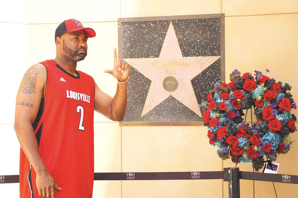 Muhammed Ali Hollywood Şöhretler Kaldırımı’nda da (Walk of Fame) anıldı. Şampiyonun, Hollywood’da diğer ünlü isimlerden farklı olarak duvarda bulunan yıldızının önüne çiçek ve bir çift boks eldiveni bırakan hayranları, anı fotoğrafı çektirmek için Hollywood Bulvarı’nda uzun kuyruklar oluşturdu.