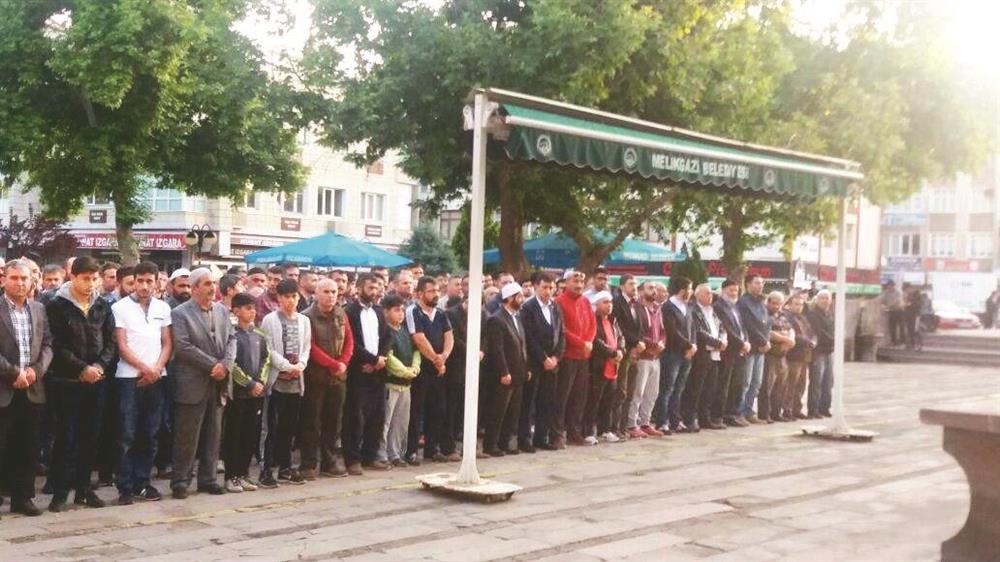 Eski milli boksör Faruk Hasetçi önderliğinde Kayseri’deki Hunat Camii’nde Muhammed Ali için gıyabi cenaze namazı kılındı. Hasetçi, efsaneye vefa borçlarını ödemek istediklerini belirterek, 'Ayrıca dostlarımız hatimler indiriyor, mevlit de okunacak' bilgisini verdi.