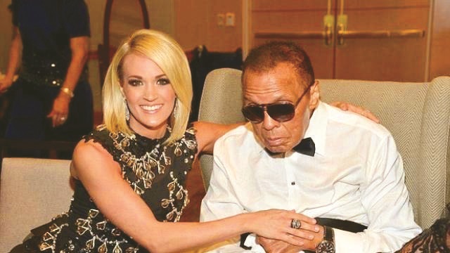 Efsane boksör, yalnızca boks ringlerindeki başarıları ile değil insan hakları, siyasi konulardaki duruşu ve savaş karşıtı söylemleri ile de gönülleri fethetmişti. Muhammed Ali’nin, son olarak 8 Nisan’da Arizona’nın Phoenix kentindeki Celebrity Fight Night adlı yardım etkinliğine katıldığı ortaya çıktı.